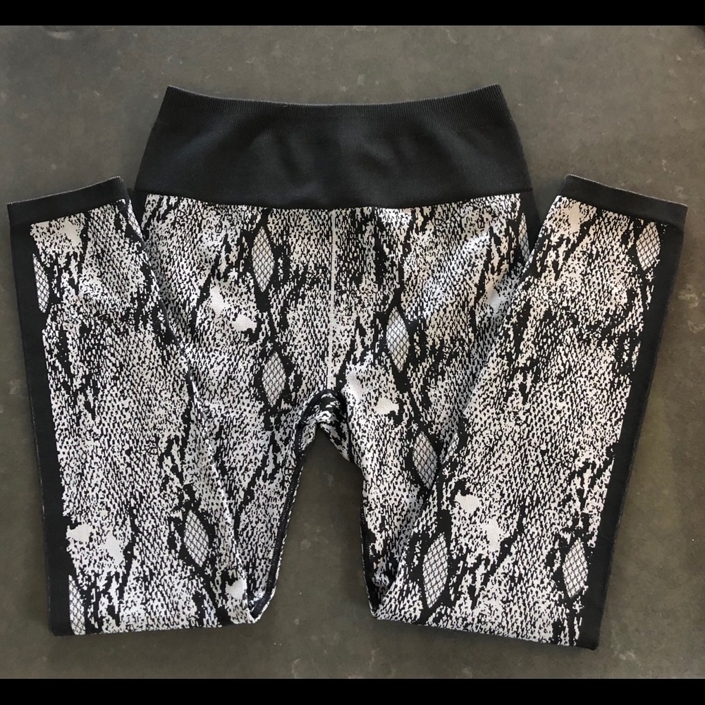 Fabletics High-Waisted Seamless Snakeskin 7/8 - M